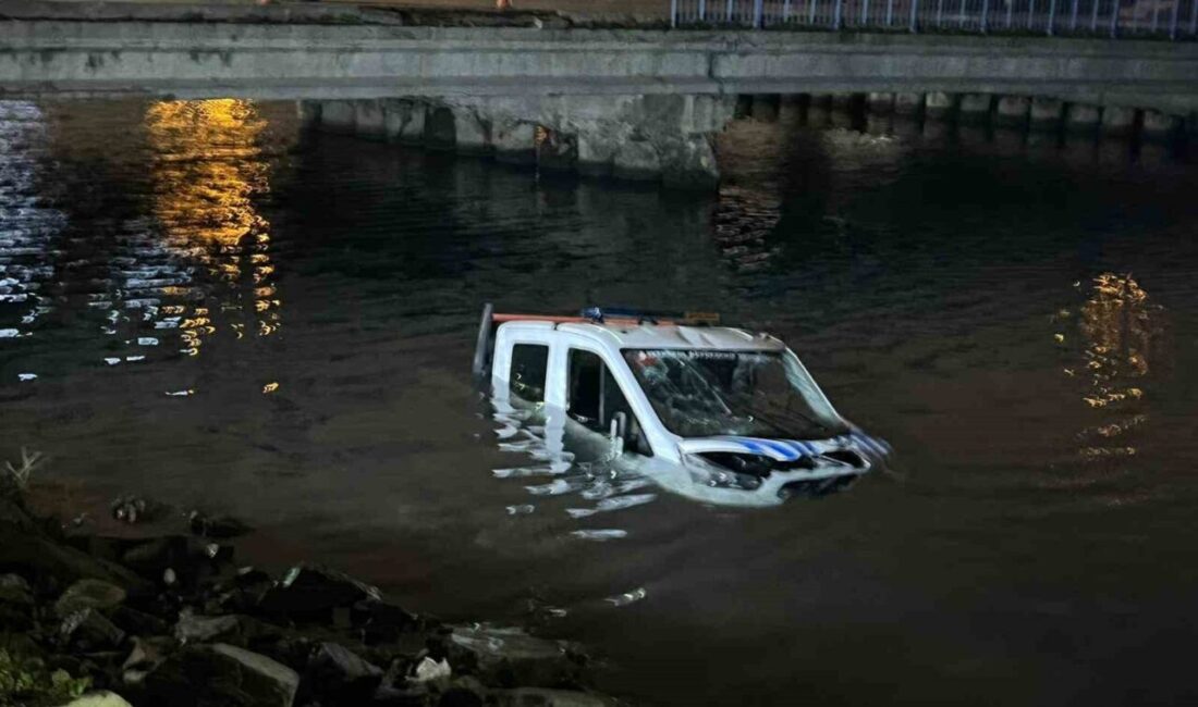 İstanbul Bakırköy’de İstanbul Büyükşehir Belediyesi’ne (İBB) ait zabıta aracı, sürücüsünün