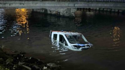İstanbul Bakırköy’de İstanbul Büyükşehir Belediyesi’ne (İBB) ait zabıta aracı, sürücüsünün