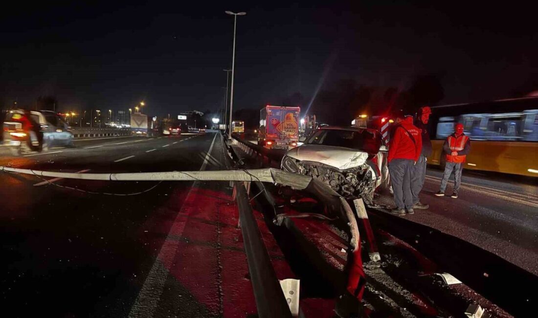 Bakırköy E-5 yan yolda kontrolden çıkan otomobil önce bir araca