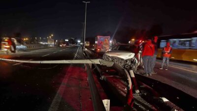 Bakırköy E-5 yan yolda kontrolden çıkan otomobil önce bir araca