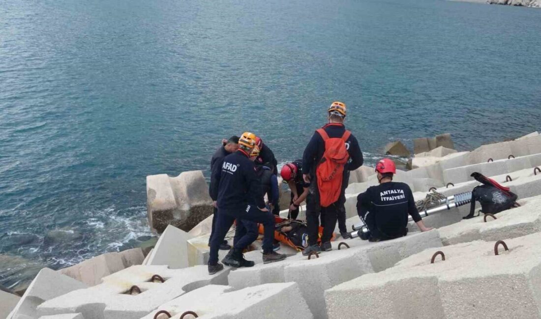 Antalya’da balık tutmak için gittiği mendirekte ayağı kayarak beton blokların