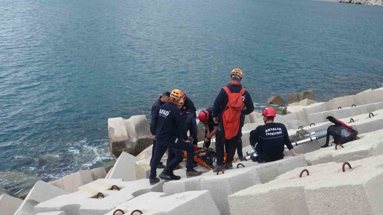 Antalya’da balık tutmak için gittiği mendirekte ayağı kayarak beton blokların