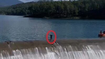 Antalya’nın Kumluca ilçesinde Alakır Barajı’nda alabalık üreten Nuri Yurtseven, dolu