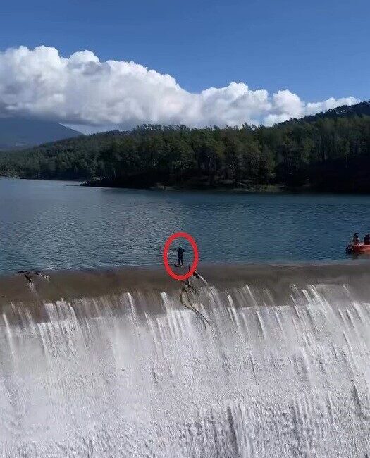 Antalya’nın Kumluca ilçesinde Alakır Barajı’nda alabalık üreten Nuri Yurtseven, dolu