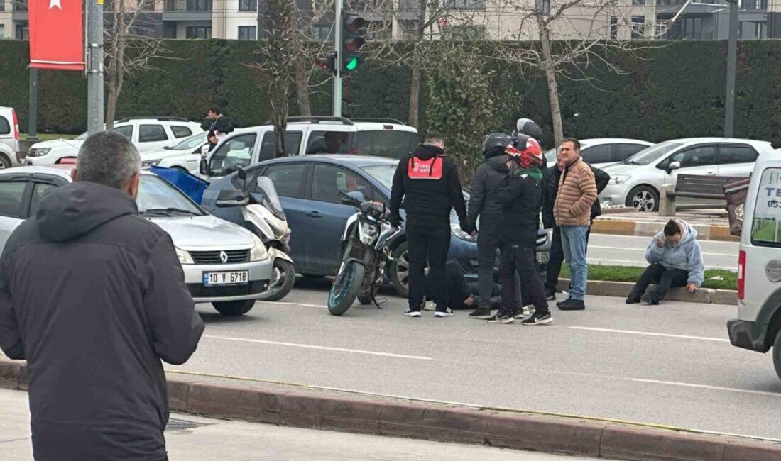 Balıkesir’de akşam saatlerinde meydana gelen trafik kazasında otomobil, motosiklete kaza