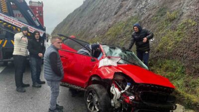 Balıkesir’de İzmir-İstanbul otoyolunda kayarak yoldan çıkan otomobilde bulunan 2 kişi