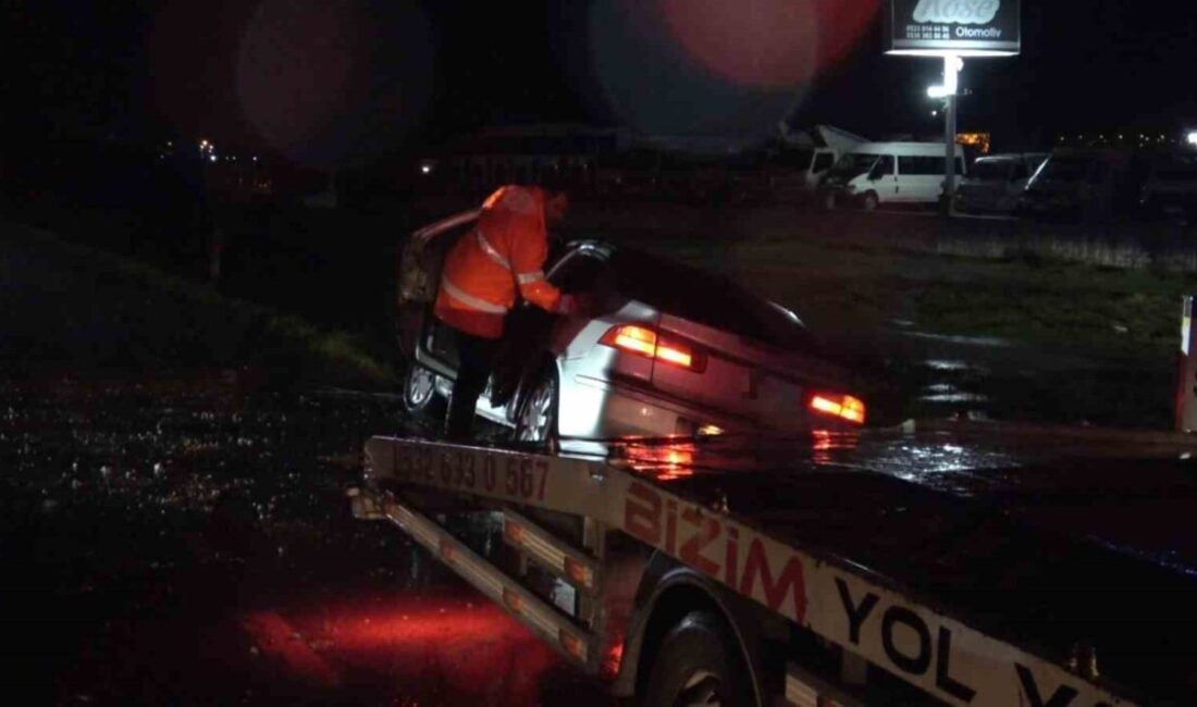 Balıkesir’de kontrolden çıkan otomobilin çarptığı refüjdeki direk devrildi. Kaza sonrası