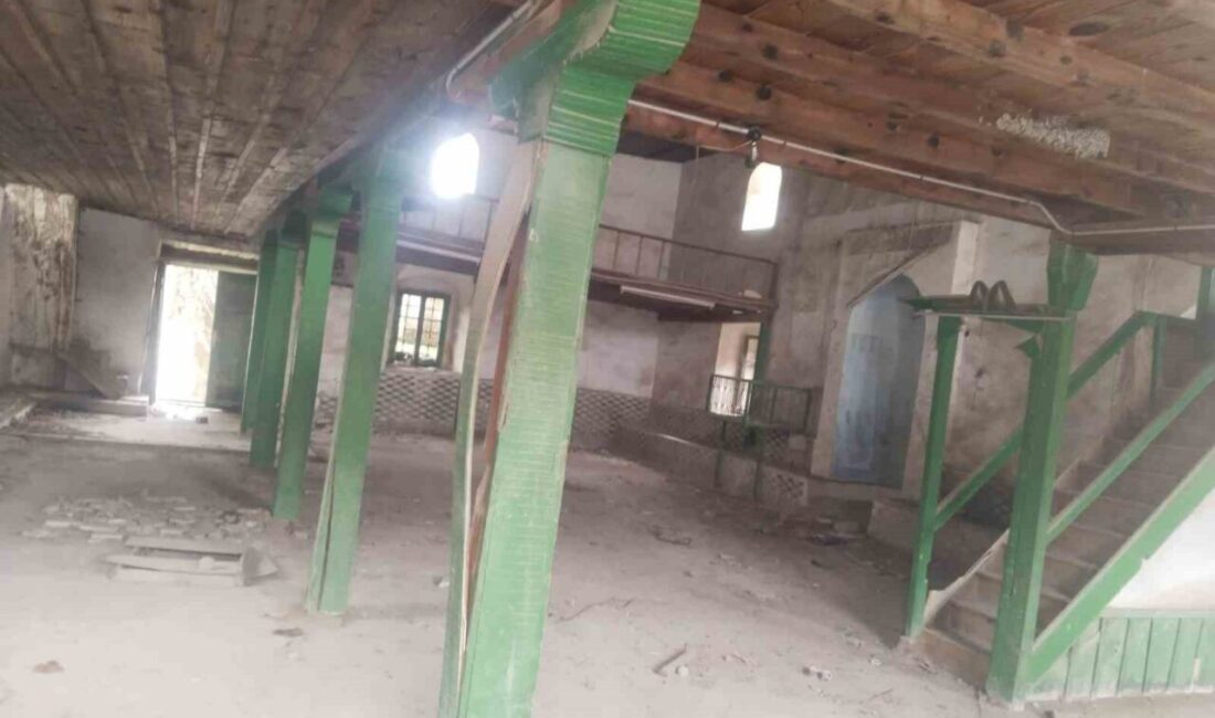 Balıkesir’in Altıeylül ilçesi Köylü köyündeki asırlık cami çürümeye terk edildi.