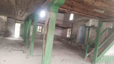 Balıkesir’in Altıeylül ilçesi Köylü köyündeki asırlık cami çürümeye terk edildi.