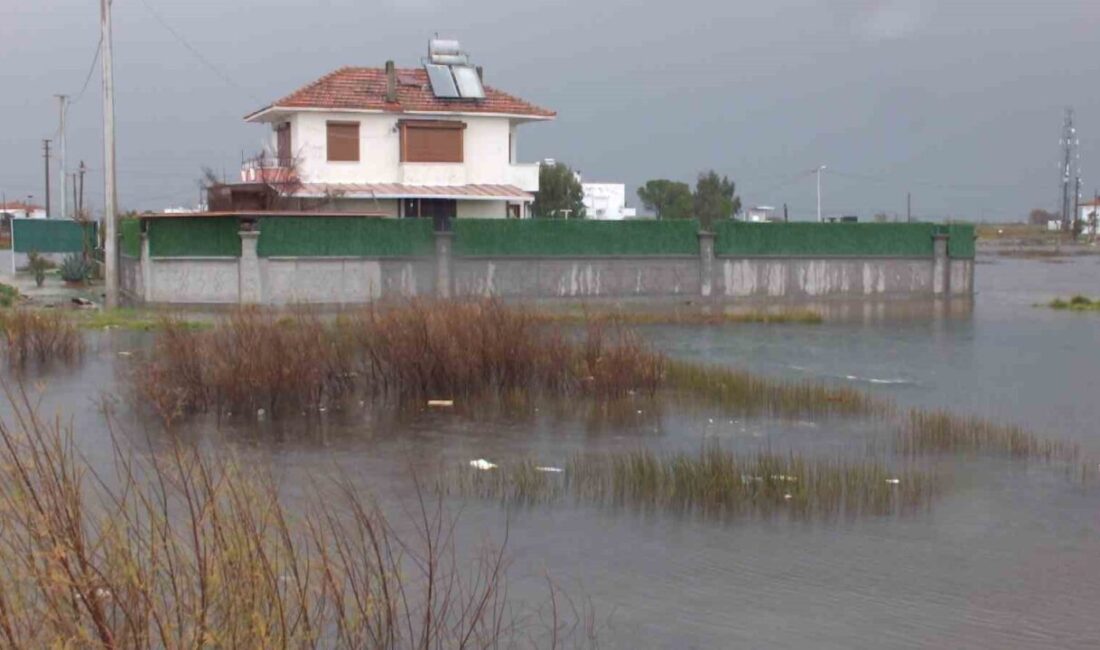Balıkesir’in Burhaniye ilçesinde sağanak etkili oldu, yazlık evleri ve tarım