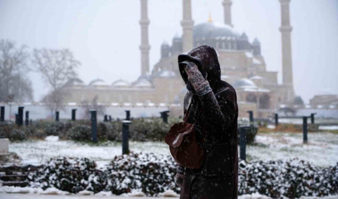 Edirne’de akşam saatlerinde etkili olan kar yağışı, kenti beyaza bürürken,