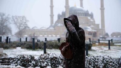 Edirne’de akşam saatlerinde etkili olan kar yağışı, kenti beyaza bürürken,