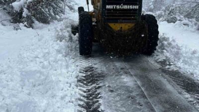 Bartın’ın yüksek kesimlerinde kar kalınlığı 20 santimetreyi bulurken, ekiplerin karla
