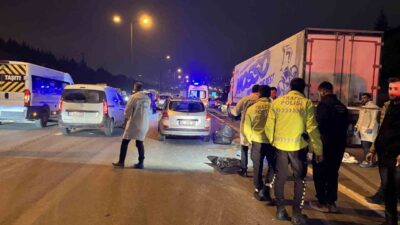 İstanbul Başakşehir’de, TEM otoyolunda arızalanıp emniyet şeridinde duran tıra arkadan