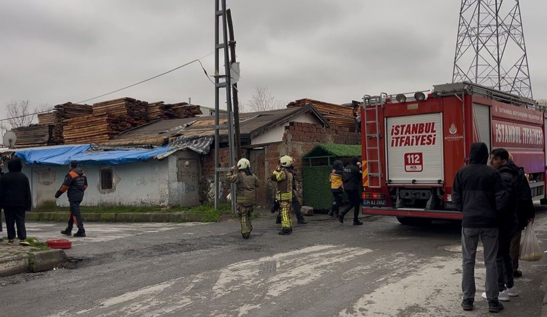 İstanbul Başakşehir’de 3 katlı binanın çatısında yangın çıktı. İtfaiye ekiplerince