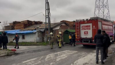 İstanbul Başakşehir’de 3 katlı binanın çatısında yangın çıktı. İtfaiye ekiplerince