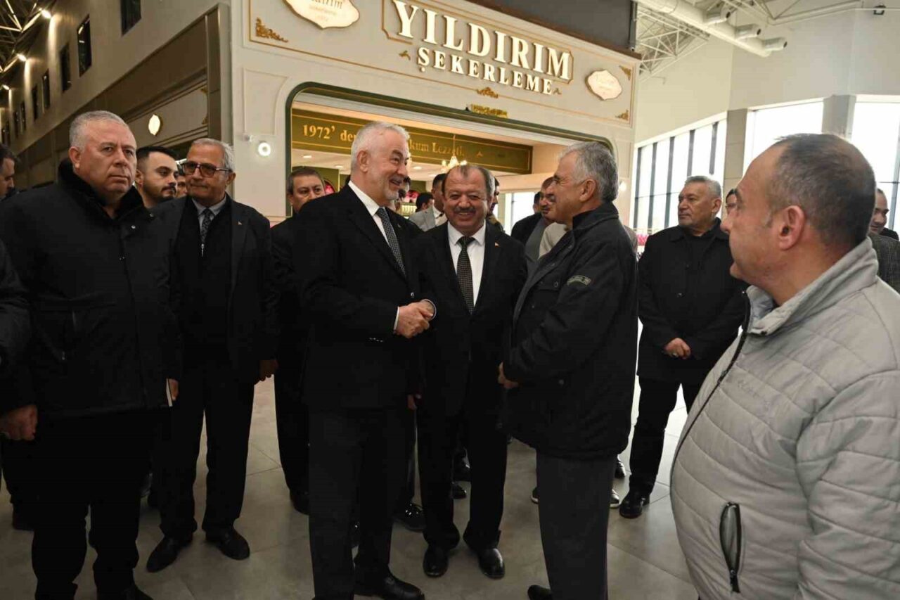 Isparta Belediye Başkanı Şükrü Başdeğirmen, yeni otogar esnafıyla bir araya