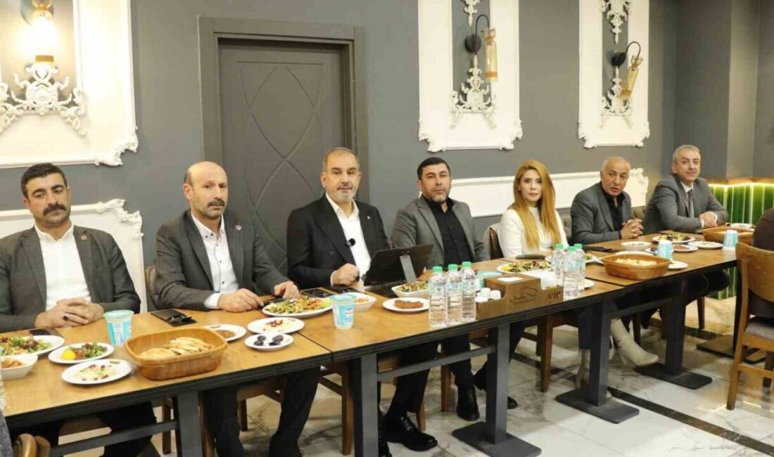 Muhtarlarla iftarda bir araya gelen Elazığ Ticaret ve Sanayi Odası