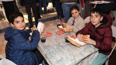 Çocuklara verdiği iftar sözünü yerine getiren Koçarlı Belediye Başkanı Özgür