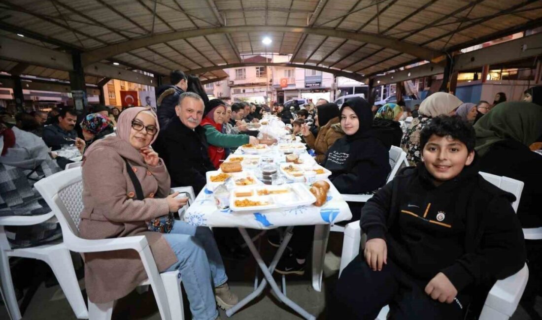 Yunusemre Belediyesi Başkanı Semih Balaban, Karaköy Pazar Yeri’nde düzenlenen iftar