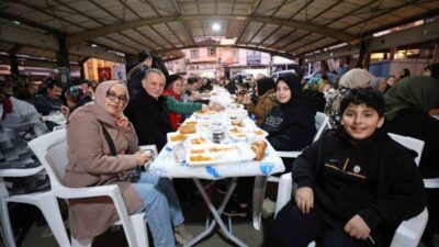 Yunusemre Belediyesi Başkanı Semih Balaban, Karaköy Pazar Yeri’nde düzenlenen iftar