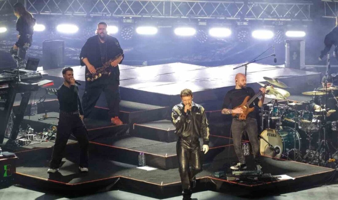 Aydın Büyükşehir Belediyesi’nin Sevgiler Günü konserinde sahne alan şarkıcı Edis,