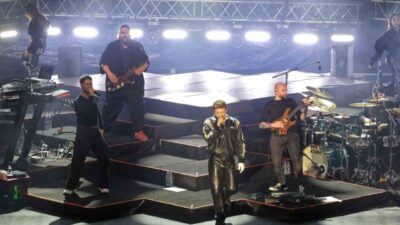 Aydın Büyükşehir Belediyesi’nin Sevgiler Günü konserinde sahne alan şarkıcı Edis,