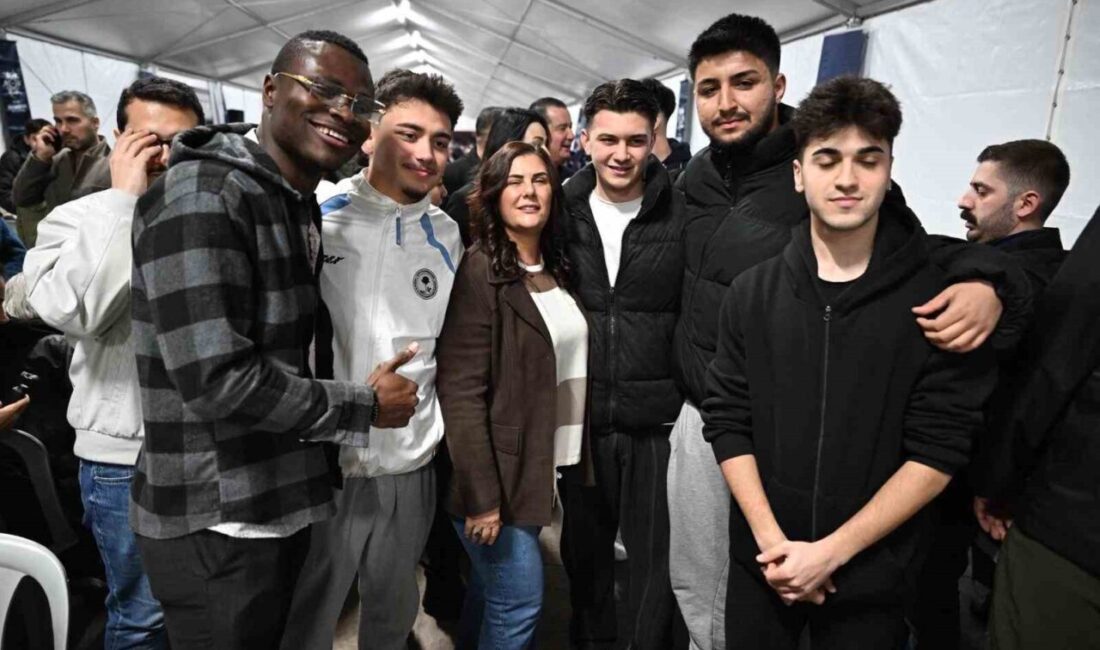 Aydın Büyükşehir Belediye Başkanı Özlem Çerçioğlu, Atatürk Kent Meydanı’nda kurulan