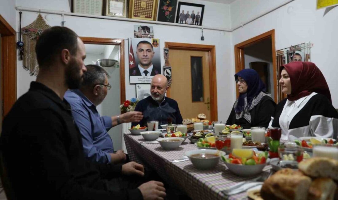 Kocasinan Belediye Başkanı Ahmet Çolakbayrakdar ve eşi Fatma Çolakbayrakdar, iftarda