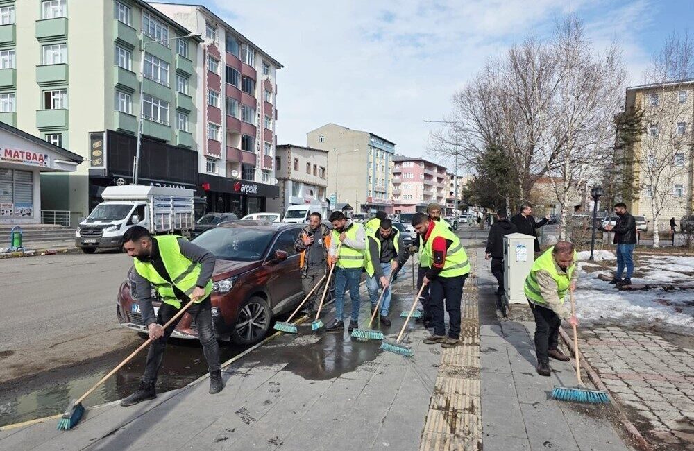Ardahan Belediyesi Temizlik İşleri Müdürlüğü ekipleri, son günlerde havaların ısınması