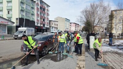 Ardahan Belediyesi Temizlik İşleri Müdürlüğü ekipleri, son günlerde havaların ısınması