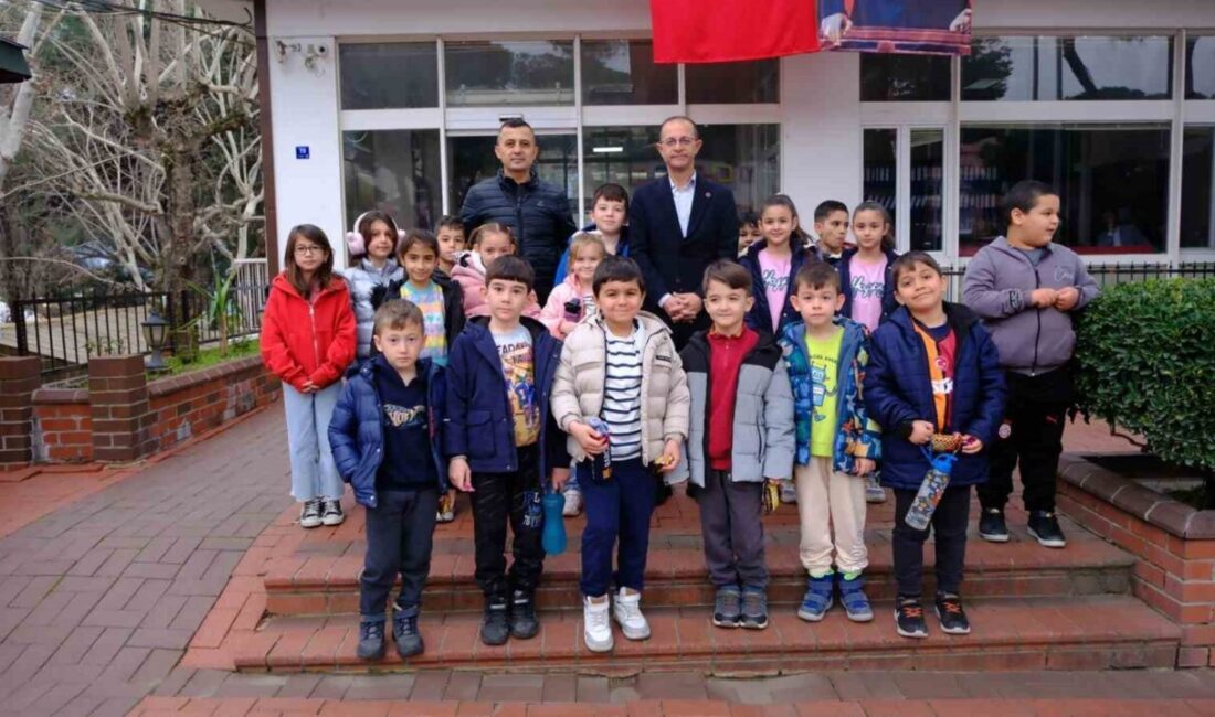 Kuyucak Belediye Başkanı Uğur Doğanca Kuyucak Ertuğrul Gazi İlkokulu öğrencilerini