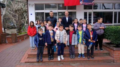 Kuyucak Belediye Başkanı Uğur Doğanca Kuyucak Ertuğrul Gazi İlkokulu öğrencilerini