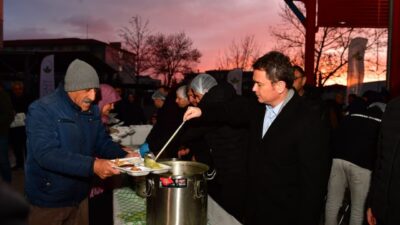 Osmangazi Belediyesi’nin mahalle iftarları kapsamında Panayır Mahallesi’nde kurduğu gönül sofrası,