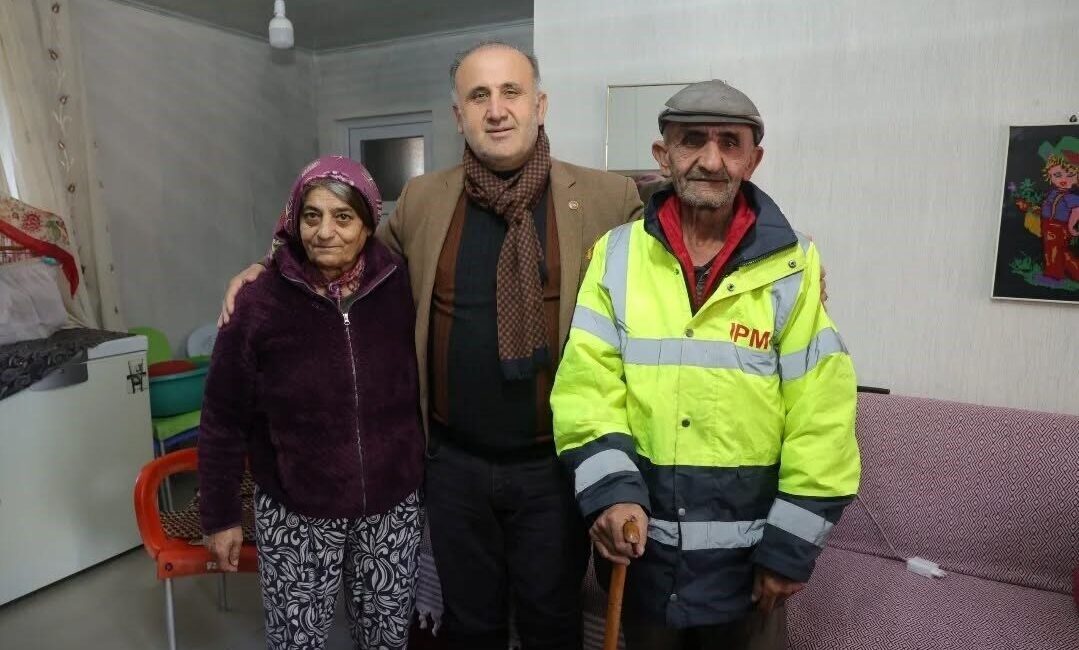 Aydın’ın İncirliova ilçesinde sağlıksız bir ortamda yaşayan yaşlı çifte hayırseverlerin