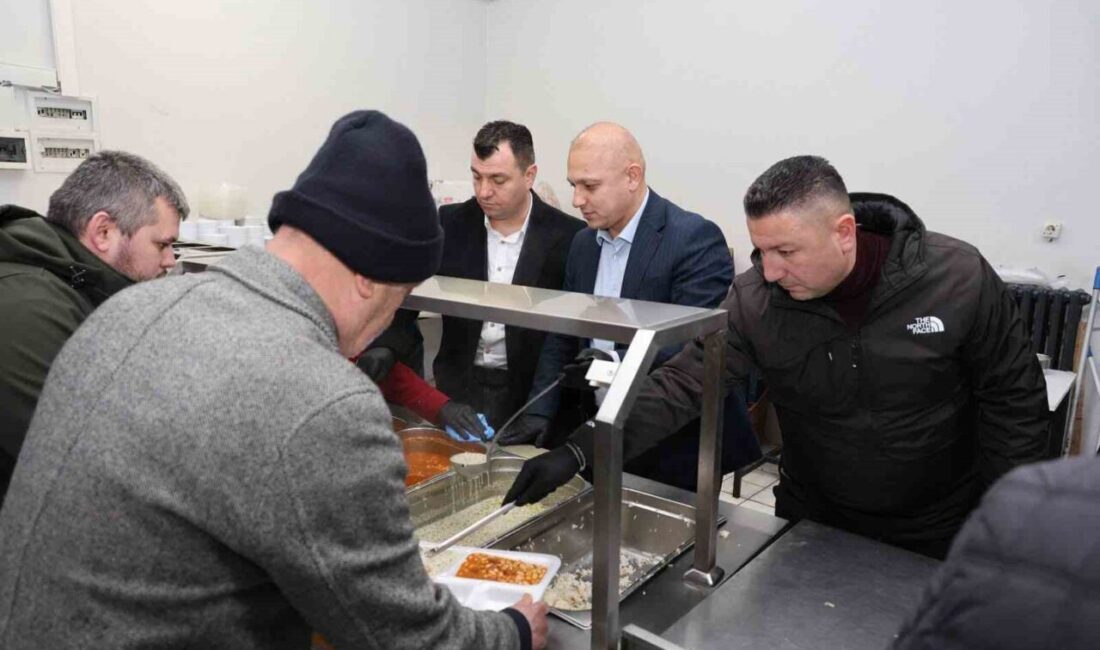 Kırıkkale Belediye Başkanı Ahmet Önal, belediye yemekhanesinde kurulan iftar sofrasında