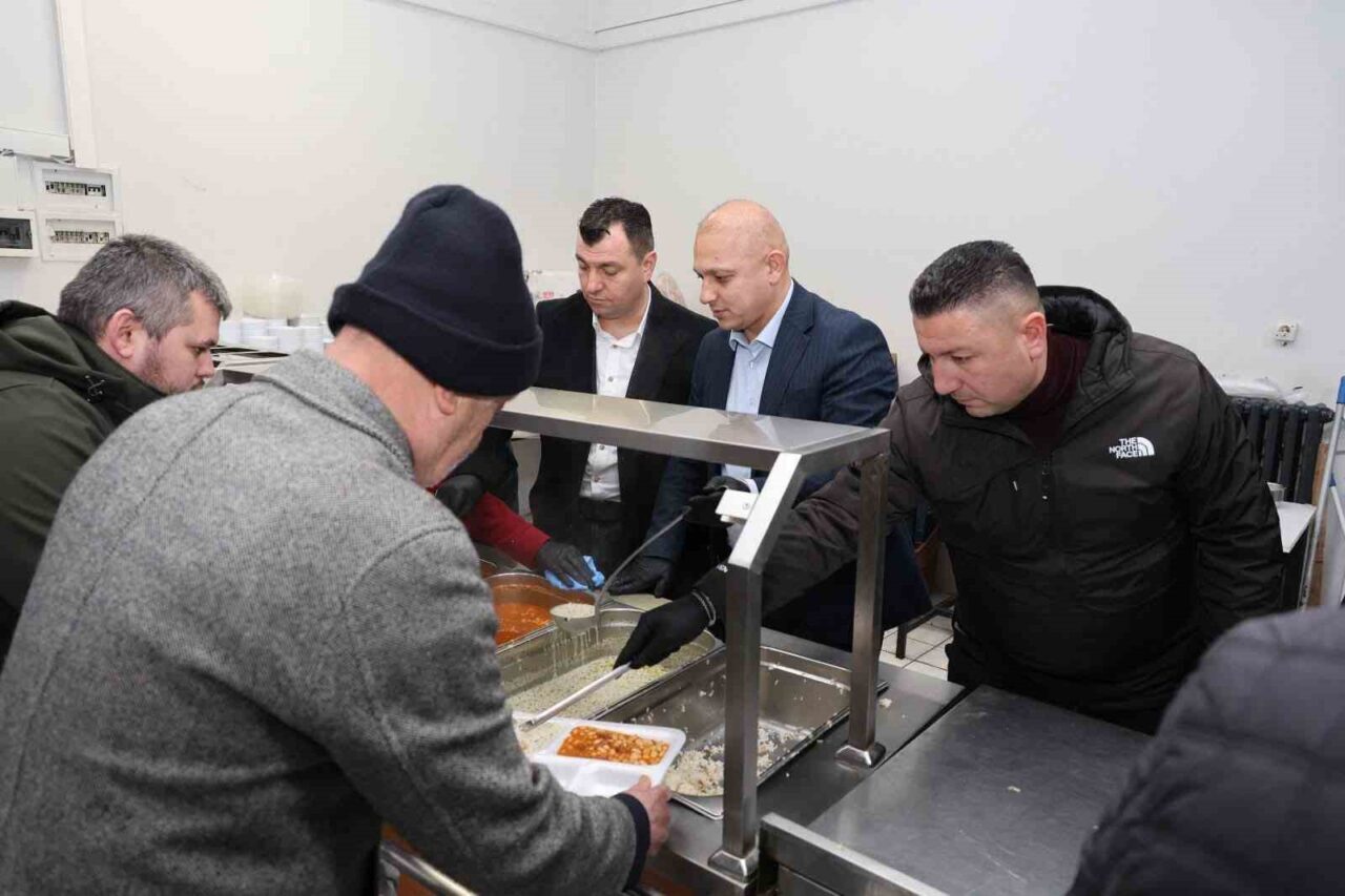 Kırıkkale Belediye Başkanı Ahmet Önal, belediye yemekhanesinde kurulan iftar sofrasında