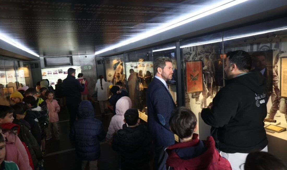 Denizli’nin Tavas ilçesine gelen Çanakkale Savaşları Mobil Müzesi, vatandaşlar tarafından