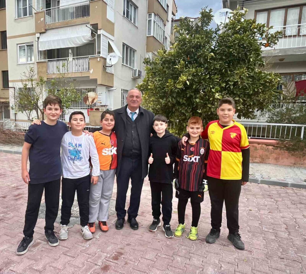 Sultanhisar Belediye Başkanı Osman Yıldırımkaya, saha çalışmaları sırasında mahallelerde çocuklarla