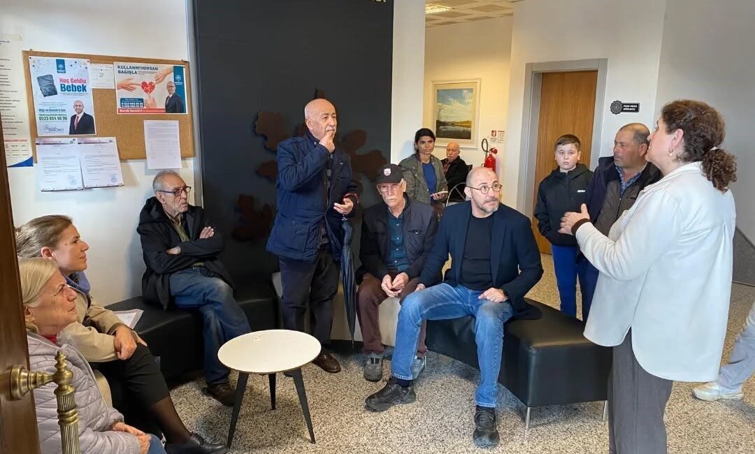 Germencik Belediye Başkanı Burak Zencirci, belediyedeki işlemleri için bekleyen vatandaşlarla