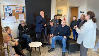 Germencik Belediye Başkanı Burak Zencirci, belediyedeki işlemleri için bekleyen vatandaşlarla