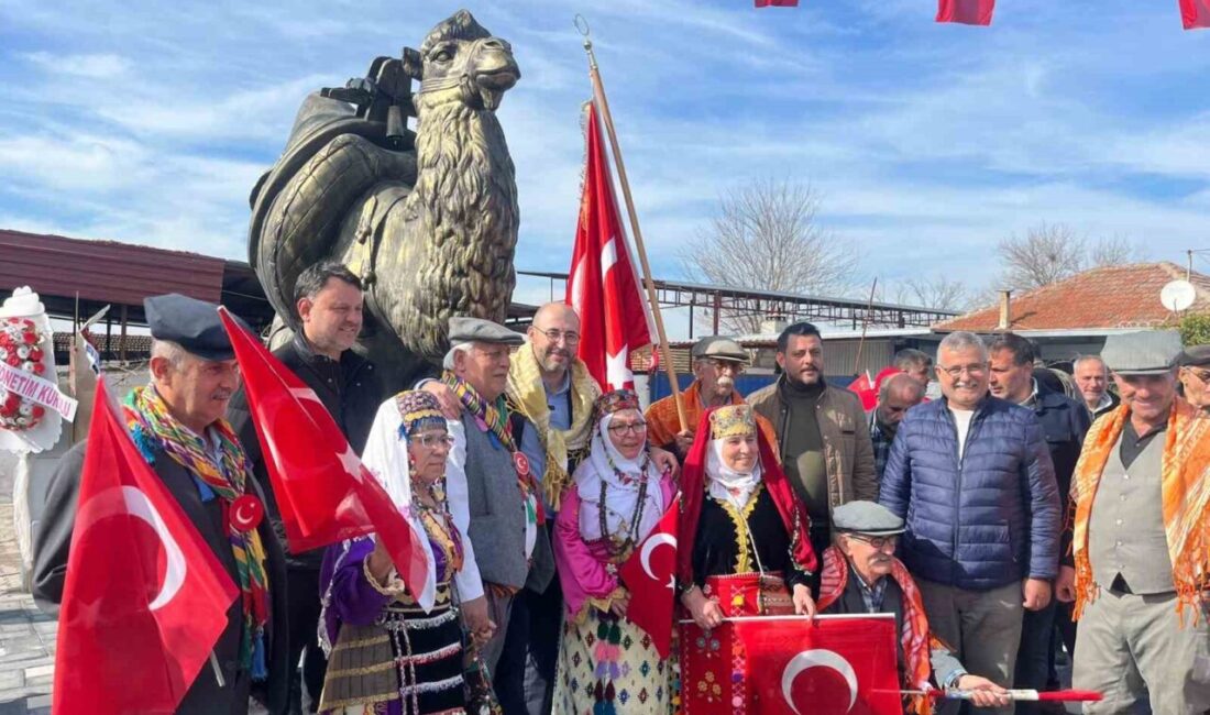 Aydın’ın Germencik ilçesinde develeriyle meşhur Turanlar Mahallesi girişine yaptırılan deve