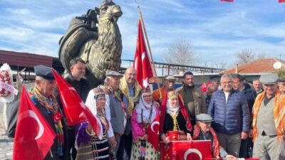 Aydın’ın Germencik ilçesinde develeriyle meşhur Turanlar Mahallesi girişine yaptırılan deve