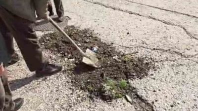 Ankara’nın Mamak ilçesinde köstebek yuvasına dönen yolları vatandaşlar kendi imkanlarıyla