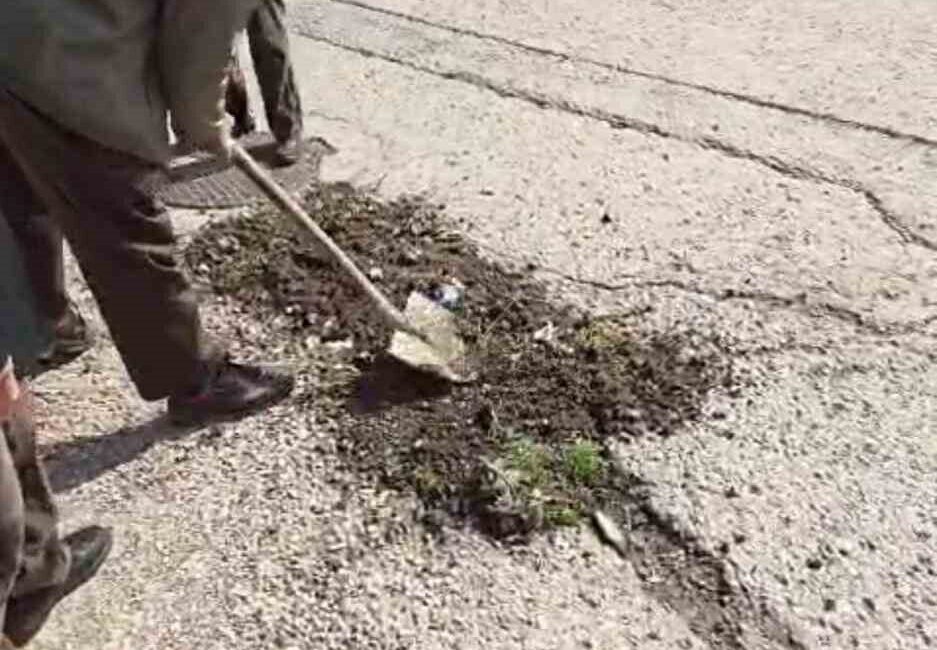 Ankara’nın Mamak ilçesinde köstebek yuvasına dönen yolları vatandaşlar kendi imkanlarıyla