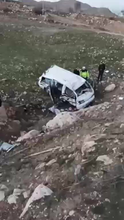 Batman’ın Gercüş ilçesine sürücüsünün direksiyon hakimiyetini kaybettiği araç uçuruma yuvarlandı.