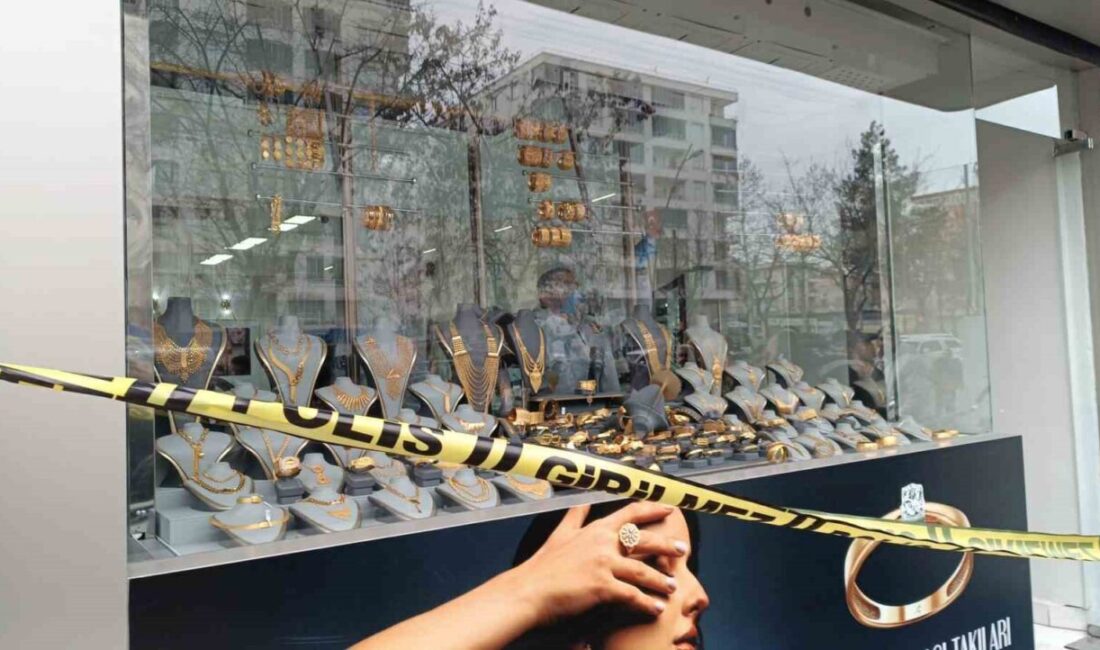 Batman’da kar maskeli 2 kişi, kuru sıkı tabancayla girdikleri kuyumcu