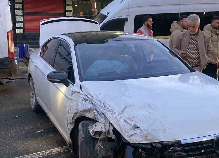 Batman kent merkezinde minibüs ile otomobilin çarpışması sonucu meydana gelen
