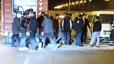 Batman’da seyir halindeki hafif ticari araçta yangın çıktı. Alevler, itfaiye