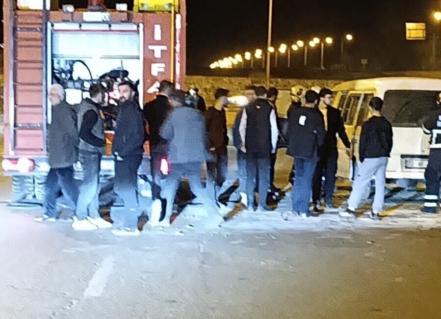 Batman’da seyir halindeki hafif ticari araçta yangın çıktı. Alevler, itfaiye